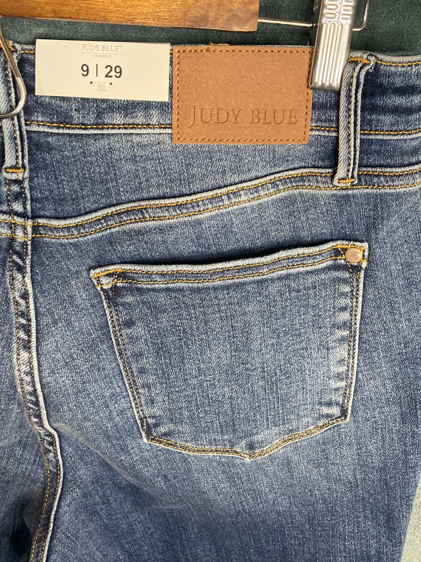 Judy Blue- Los Angles/ Boyfriend fit/ Mid Rise/ Jeans